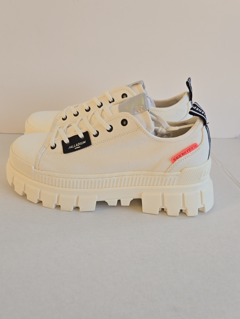 Palladium Revolt LO TX Platform Sneakers Star White Womens Size 10 NIB